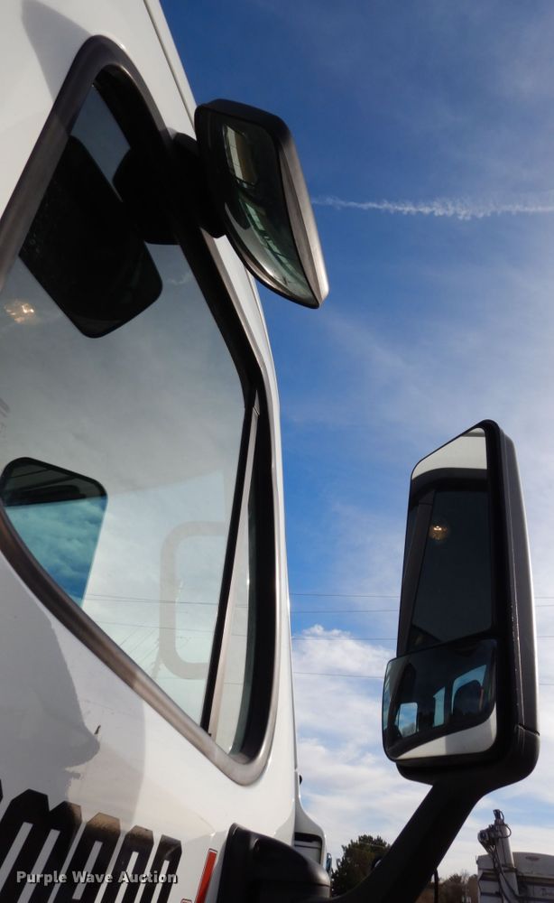 image for item DJ5818 2012 Freightliner Cascadia 125  semi truck