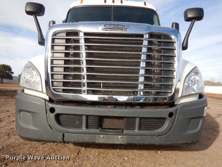 image for item DJ5818 2012 Freightliner Cascadia 125  semi truck