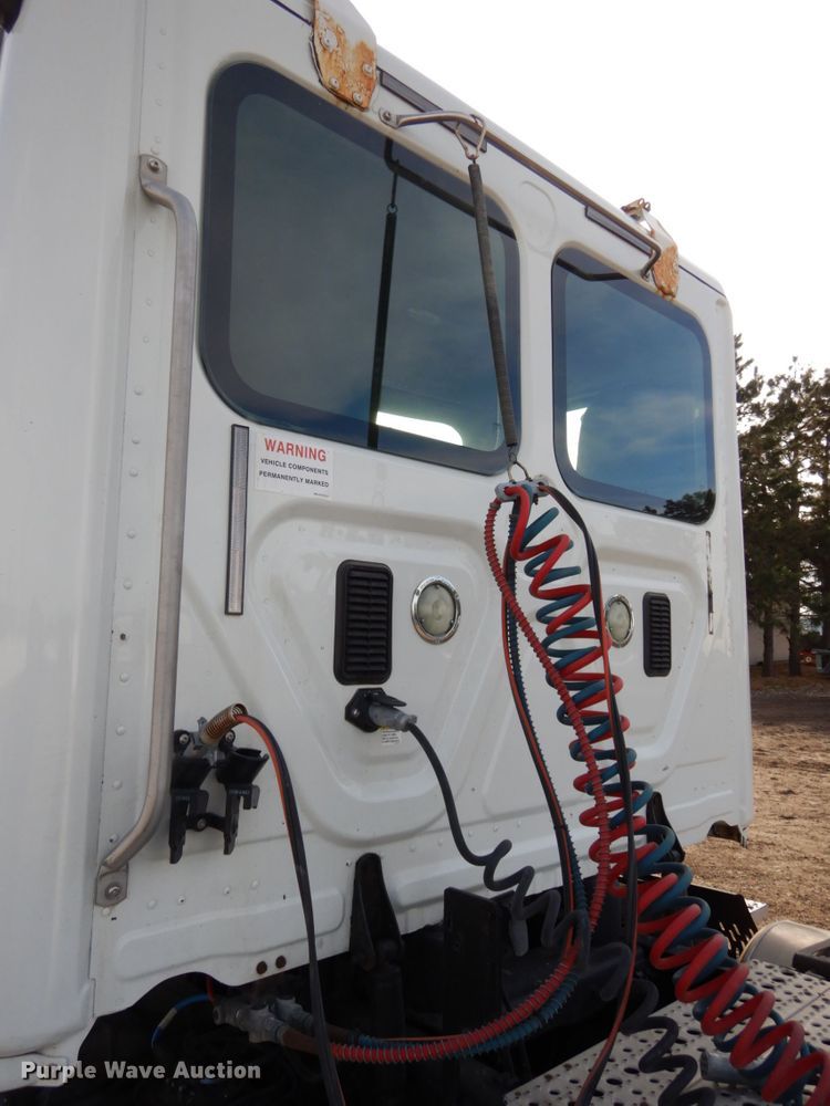 image for item DJ5818 2012 Freightliner Cascadia 125  semi truck