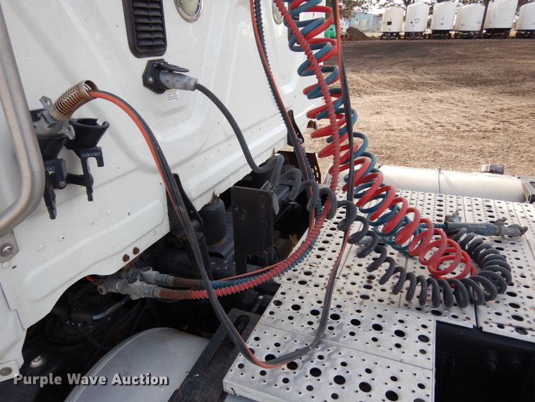 image for item DJ5818 2012 Freightliner Cascadia 125  semi truck