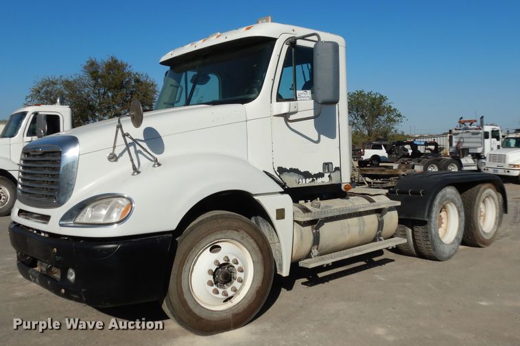 image for item DJ6678 2007 Freightliner Columbia  semi truck