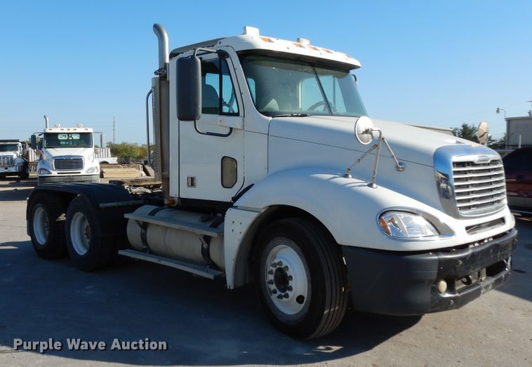 image for item DJ6678 2007 Freightliner Columbia  semi truck