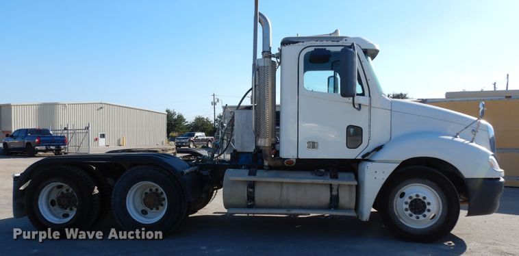 image for item DJ6678 2007 Freightliner Columbia  semi truck