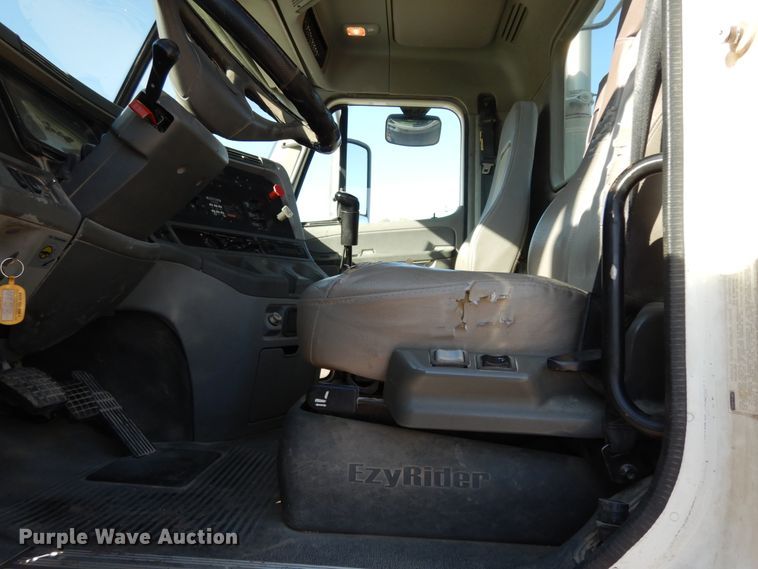 image for item DJ6678 2007 Freightliner Columbia  semi truck