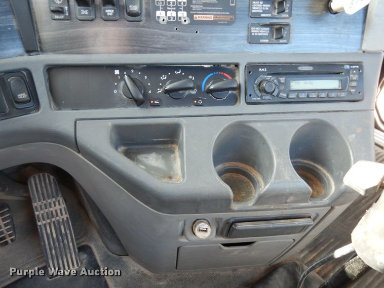 image for item DJ6678 2007 Freightliner Columbia  semi truck