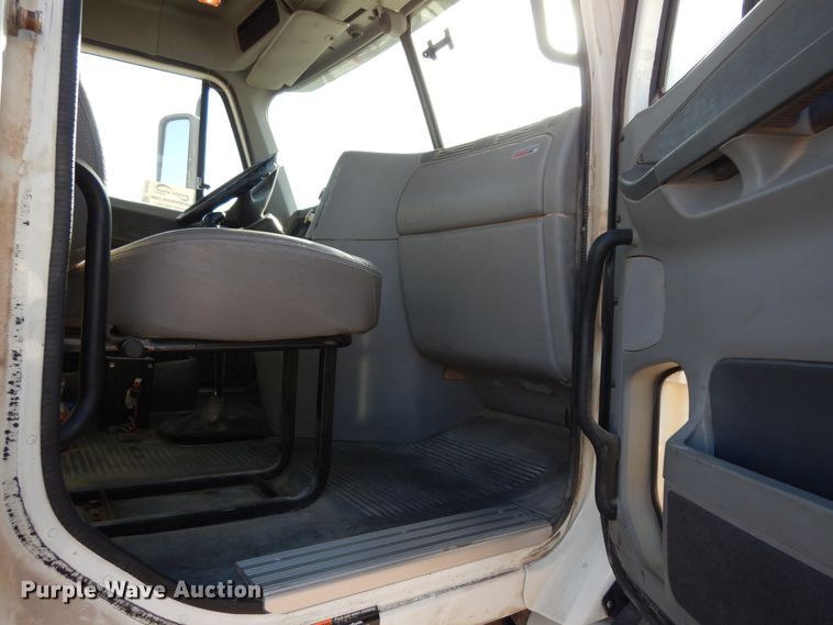 image for item DJ6678 2007 Freightliner Columbia  semi truck