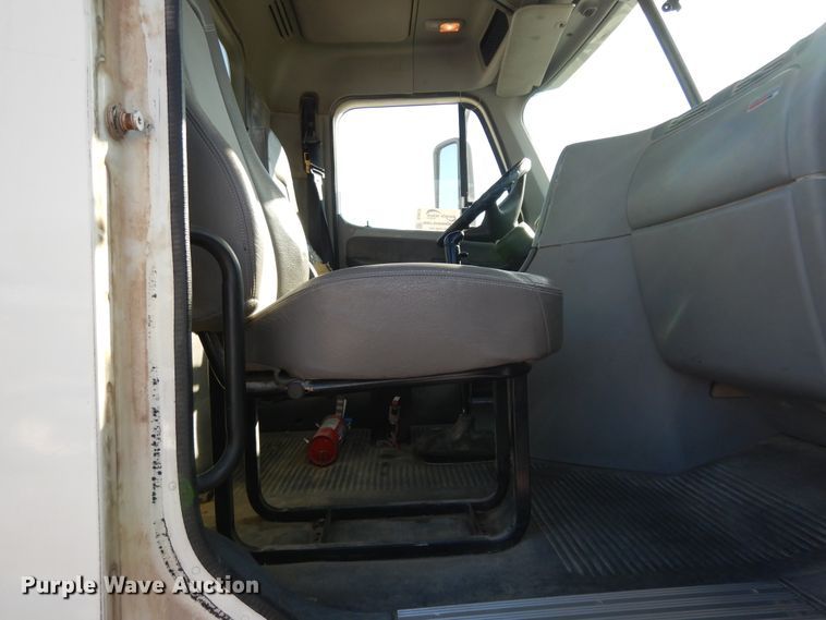 image for item DJ6678 2007 Freightliner Columbia  semi truck