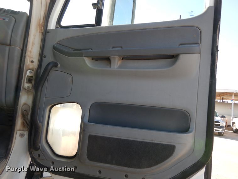 image for item DJ6678 2007 Freightliner Columbia  semi truck