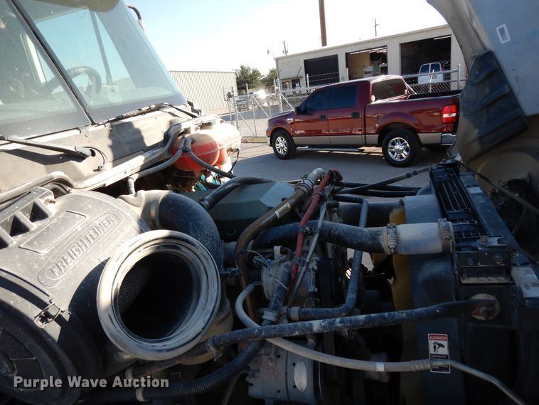 image for item DJ6678 2007 Freightliner Columbia  semi truck