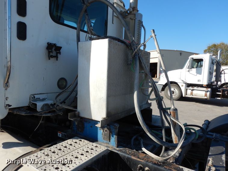 image for item DJ6678 2007 Freightliner Columbia  semi truck