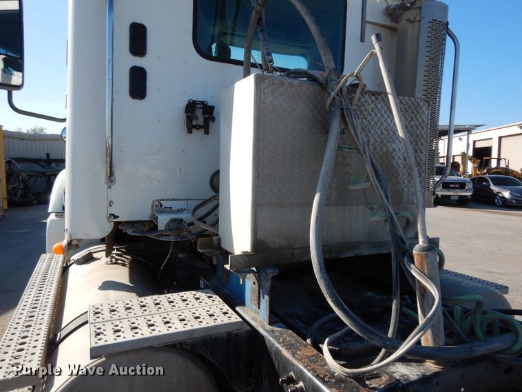 image for item DJ6678 2007 Freightliner Columbia  semi truck