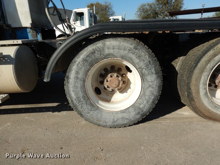 image for item DJ6678 2007 Freightliner Columbia  semi truck