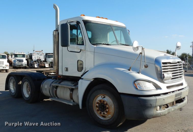 image for item DJ6679 2006 Freightliner Columbia  semi truck