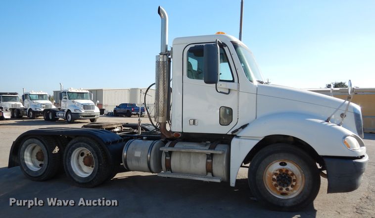 image for item DJ6679 2006 Freightliner Columbia  semi truck