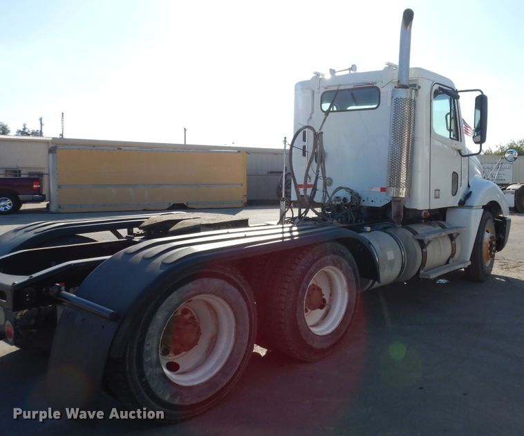 image for item DJ6679 2006 Freightliner Columbia  semi truck