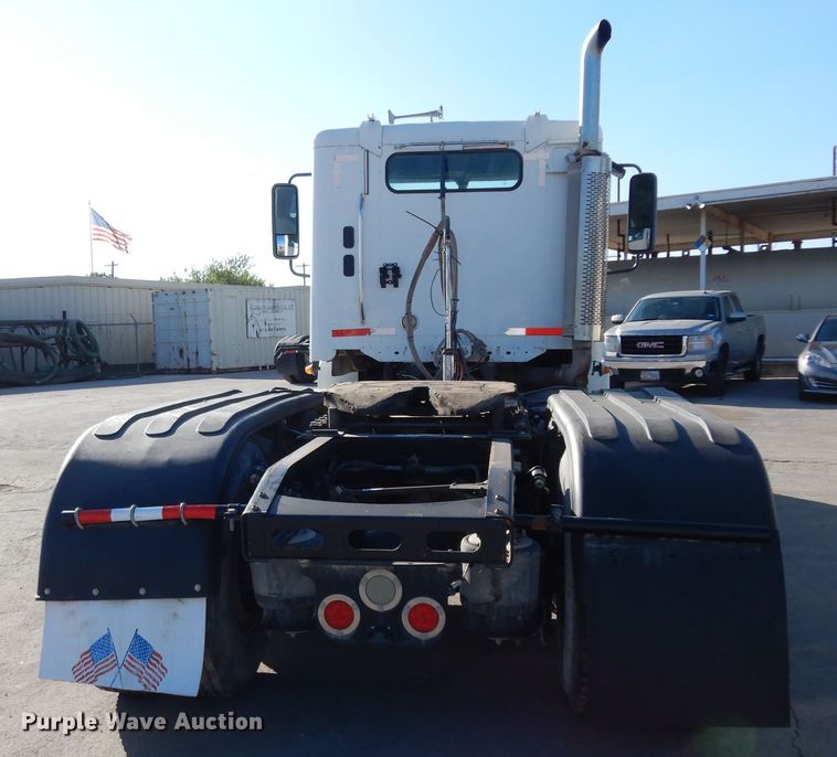 image for item DJ6679 2006 Freightliner Columbia  semi truck