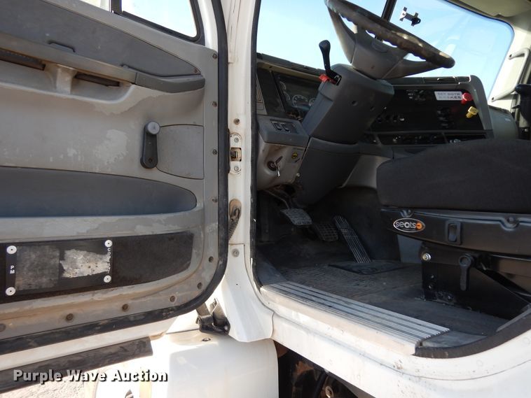 image for item DJ6679 2006 Freightliner Columbia  semi truck