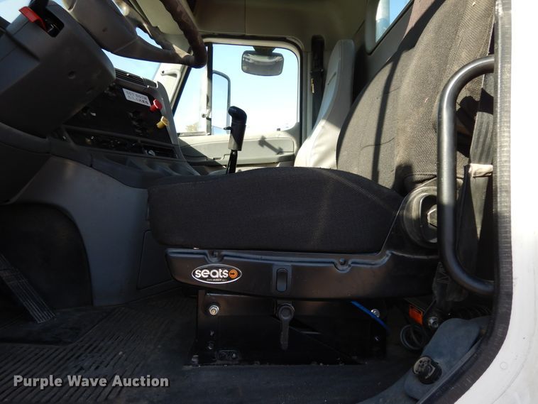 image for item DJ6679 2006 Freightliner Columbia  semi truck