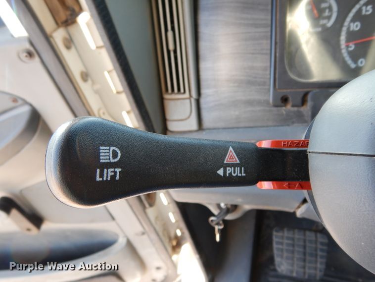 image for item DJ6679 2006 Freightliner Columbia  semi truck