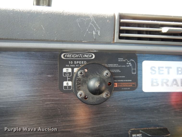 image for item DJ6679 2006 Freightliner Columbia  semi truck