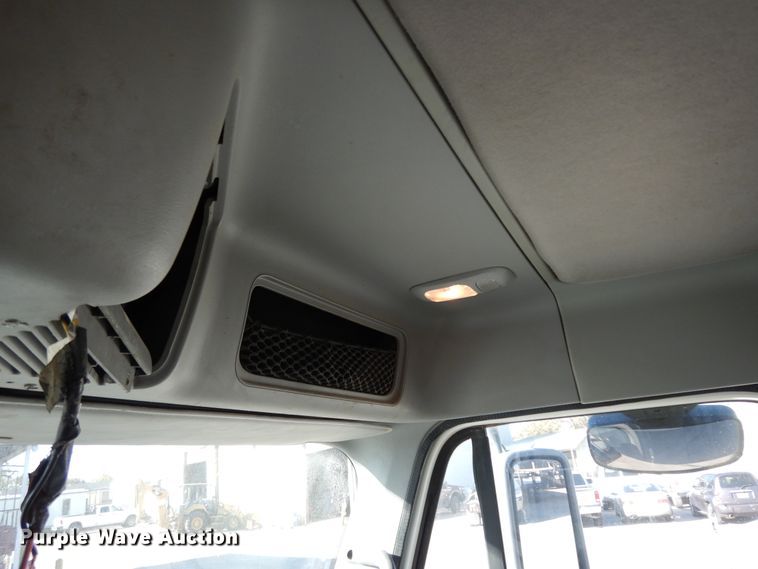 image for item DJ6679 2006 Freightliner Columbia  semi truck