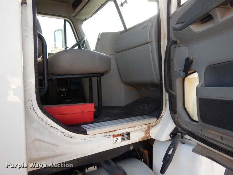 image for item DJ6679 2006 Freightliner Columbia  semi truck