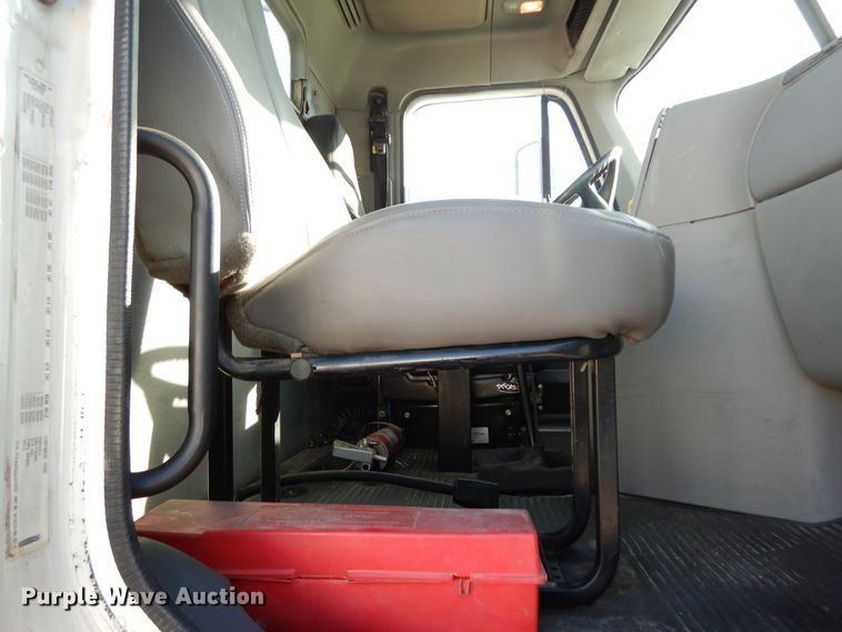 image for item DJ6679 2006 Freightliner Columbia  semi truck