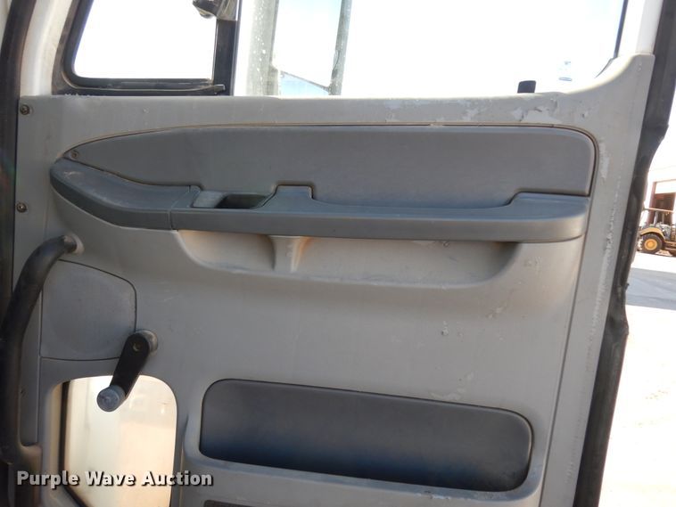 image for item DJ6679 2006 Freightliner Columbia  semi truck