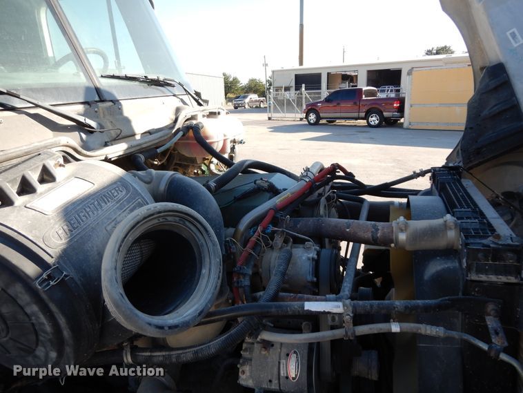 image for item DJ6679 2006 Freightliner Columbia  semi truck