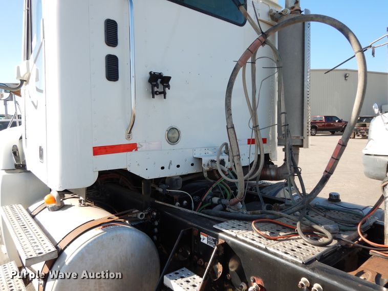 image for item DJ6679 2006 Freightliner Columbia  semi truck