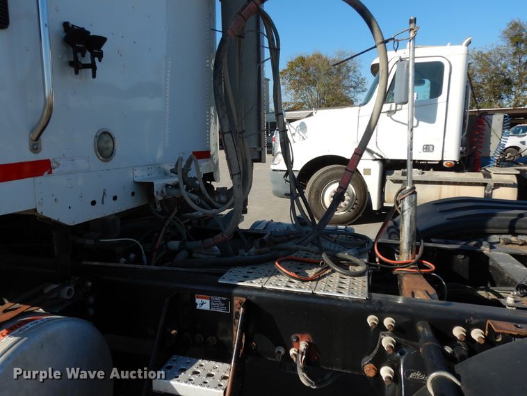 image for item DJ6679 2006 Freightliner Columbia  semi truck