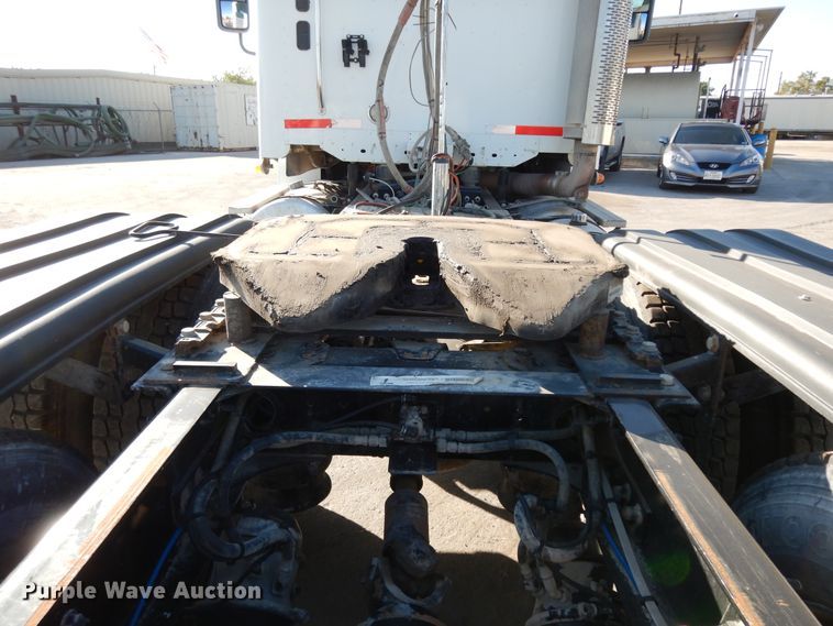 image for item DJ6679 2006 Freightliner Columbia  semi truck