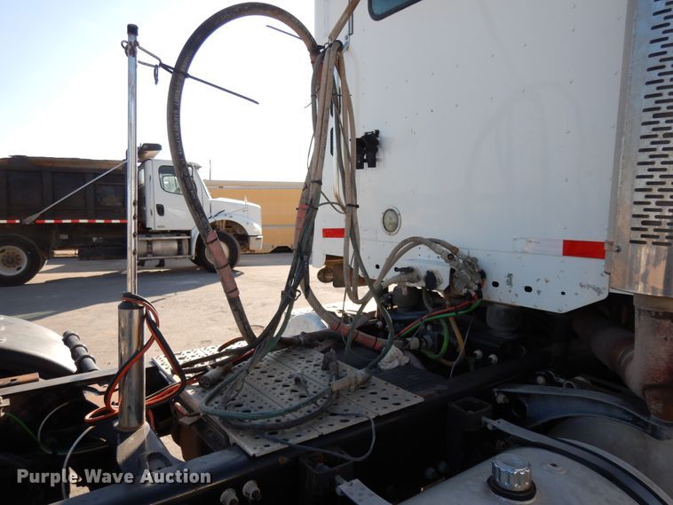 image for item DJ6679 2006 Freightliner Columbia  semi truck