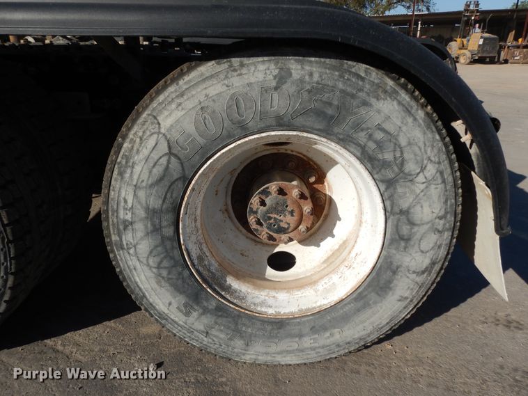 image for item DJ6679 2006 Freightliner Columbia  semi truck