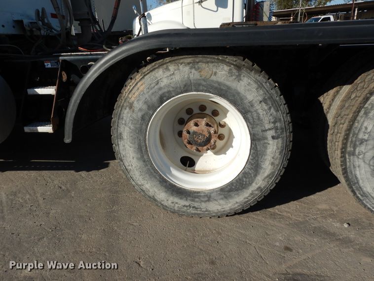 image for item DJ6679 2006 Freightliner Columbia  semi truck