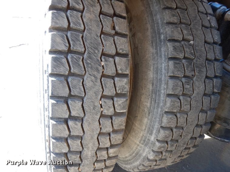 image for item DJ6679 2006 Freightliner Columbia  semi truck