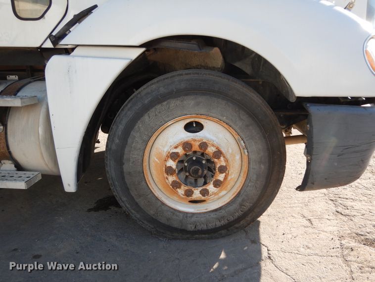 image for item DJ6679 2006 Freightliner Columbia  semi truck