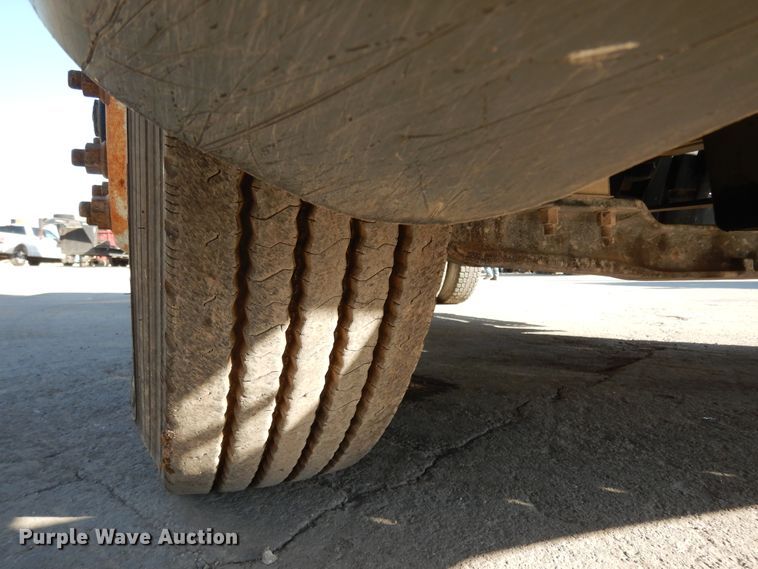 image for item DJ6679 2006 Freightliner Columbia  semi truck