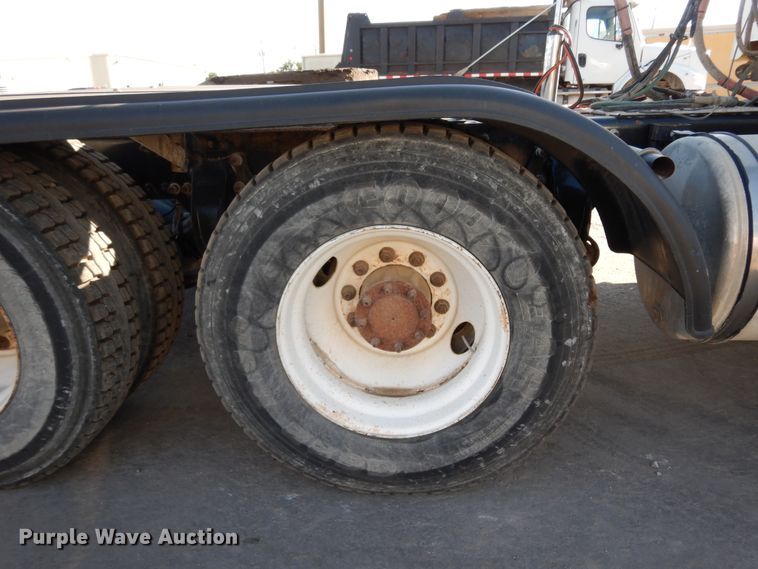 image for item DJ6679 2006 Freightliner Columbia  semi truck