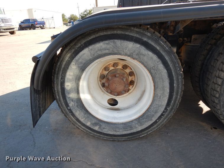 image for item DJ6679 2006 Freightliner Columbia  semi truck