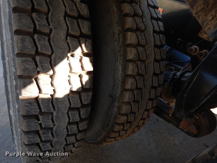 image for item DJ6679 2006 Freightliner Columbia  semi truck