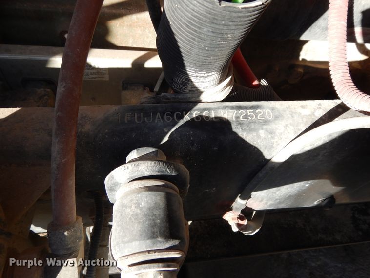 image for item DJ6679 2006 Freightliner Columbia  semi truck