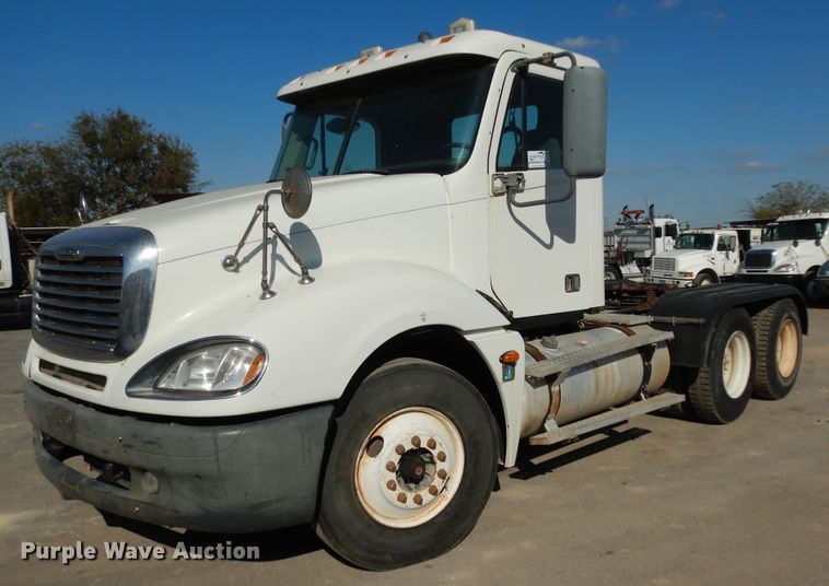 image for item DJ6681 2006 Freightliner Columbia  semi truck