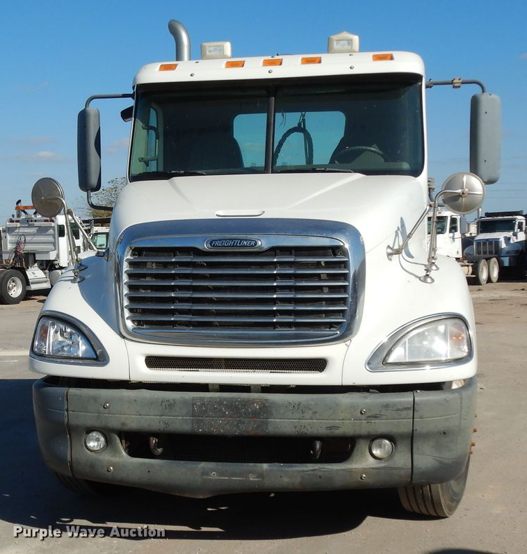 image for item DJ6681 2006 Freightliner Columbia  semi truck
