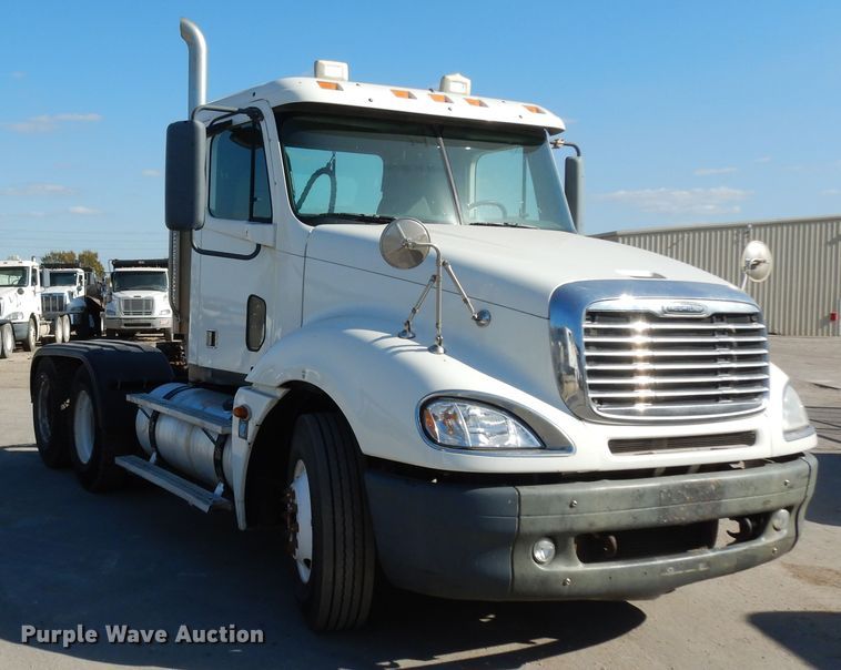 image for item DJ6681 2006 Freightliner Columbia  semi truck