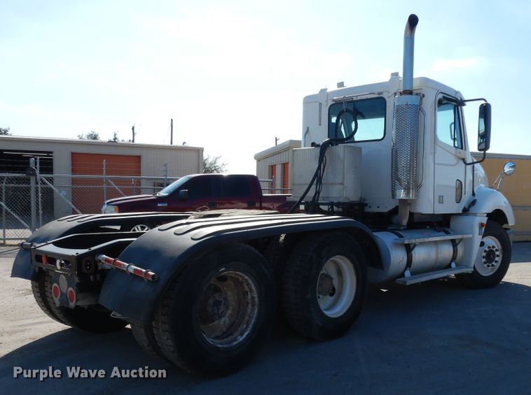 image for item DJ6681 2006 Freightliner Columbia  semi truck