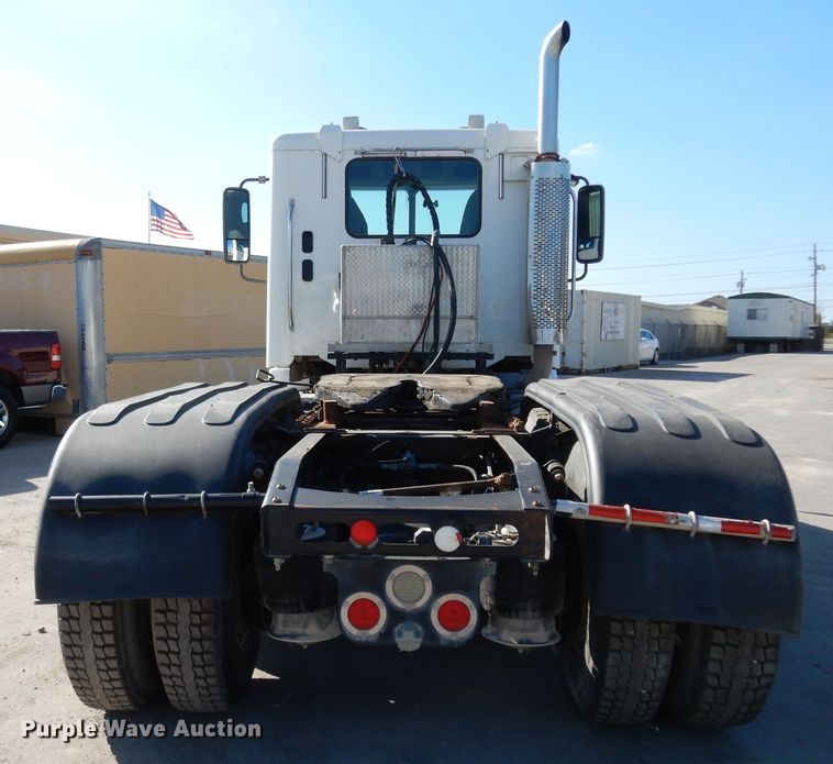 image for item DJ6681 2006 Freightliner Columbia  semi truck