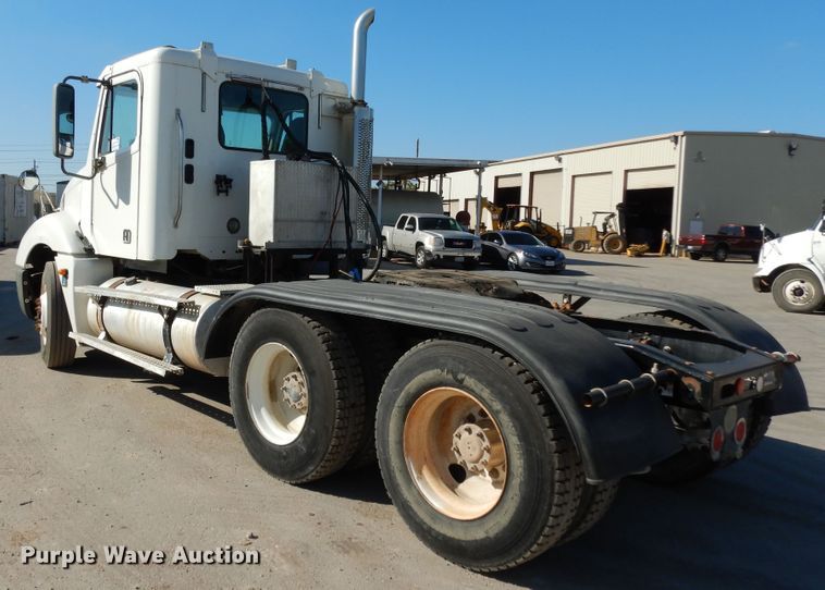 image for item DJ6681 2006 Freightliner Columbia  semi truck