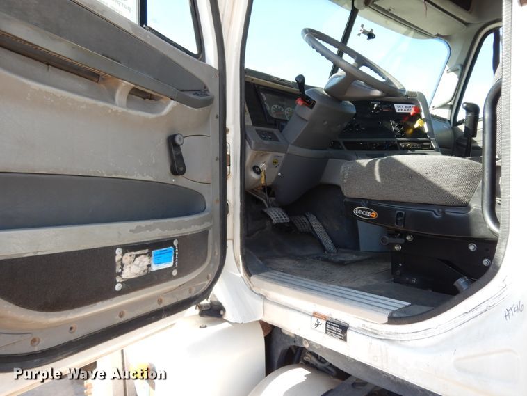 image for item DJ6681 2006 Freightliner Columbia  semi truck