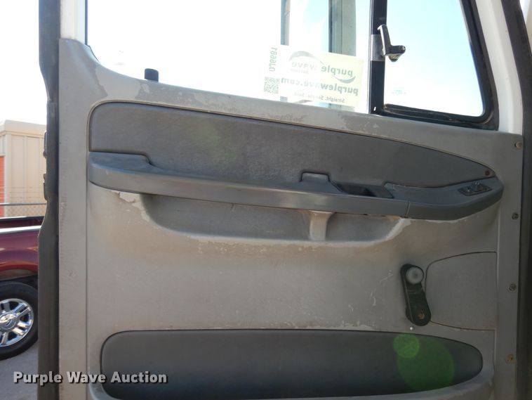 image for item DJ6681 2006 Freightliner Columbia  semi truck